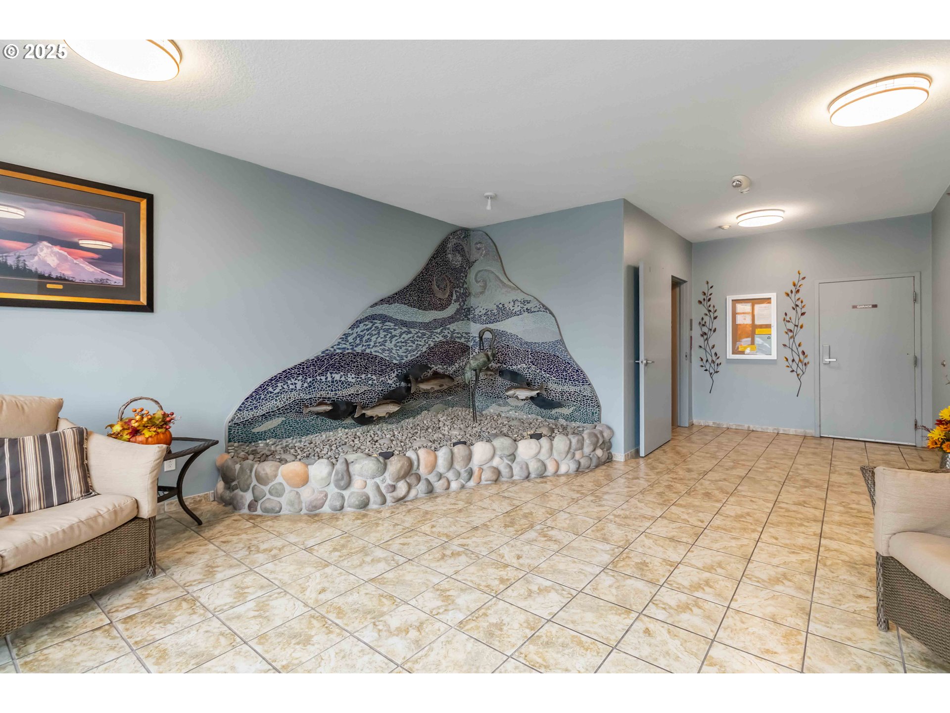 1548 River Road, Unit 302 Longview, WA 98632 - Photo 30 of 42 a bedroom with a bed and a large mirror