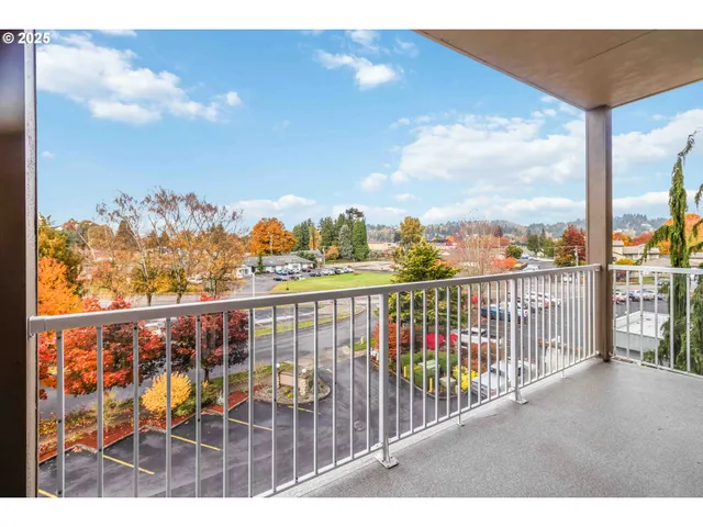 $299,900 | 1548 River Road, Unit 302, Longview, WA 98632