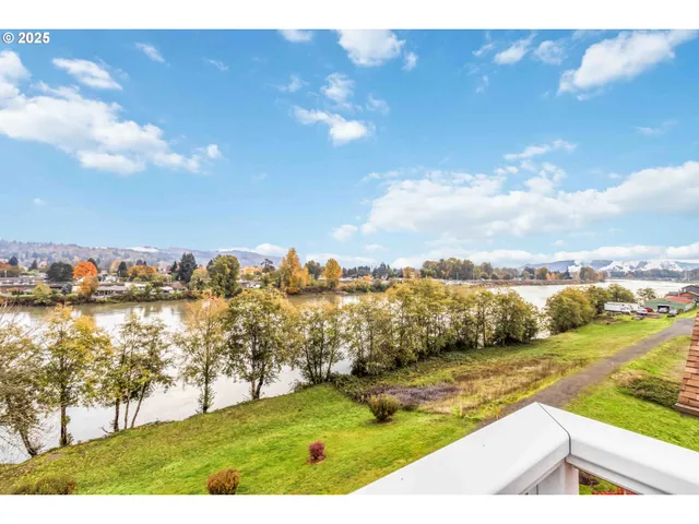 $299,900 | 1548 River Road, Unit 302, Longview, WA 98632