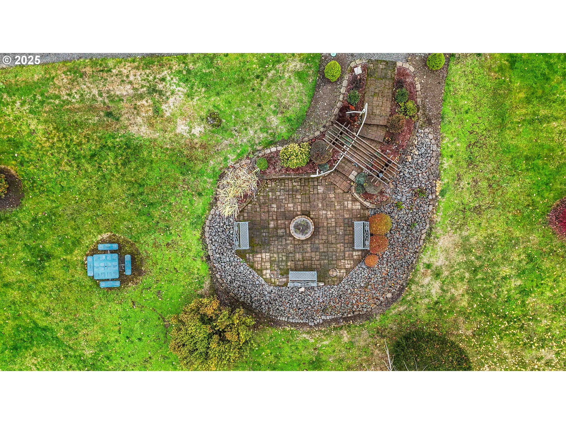 1548 River Road, Unit 302 Longview, WA 98632 - Photo 36 of 42 a black and white photo of a garden