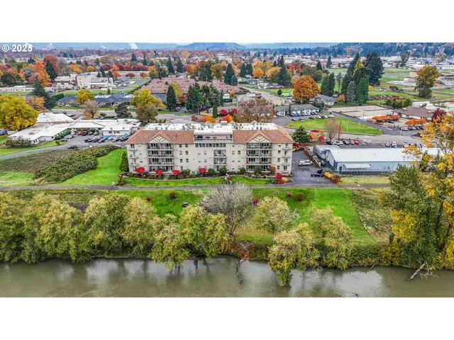 $299,900 | 1548 River Road, Unit 302, Longview, WA 98632