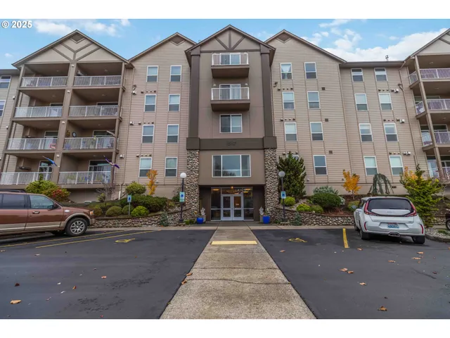 $299,900 | 1548 River Road, Unit 302, Longview, WA 98632