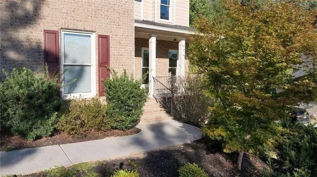 a view of a pathway with a house