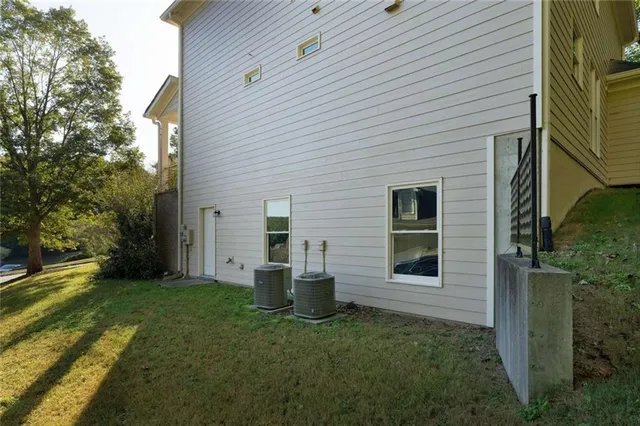 a view of a house with backyard