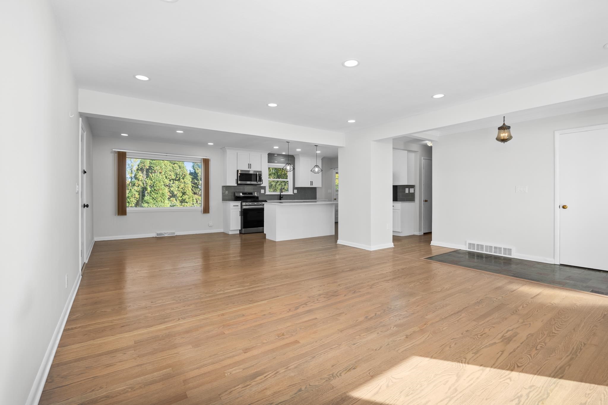 2516 Highcrest Road Rockford, IL 61107 - Photo 9 of 34