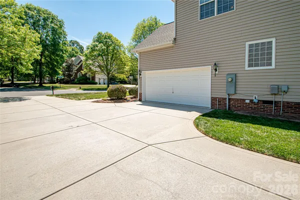 $679,900 | 1325 Linden Glen Drive, Matthews, NC 28104