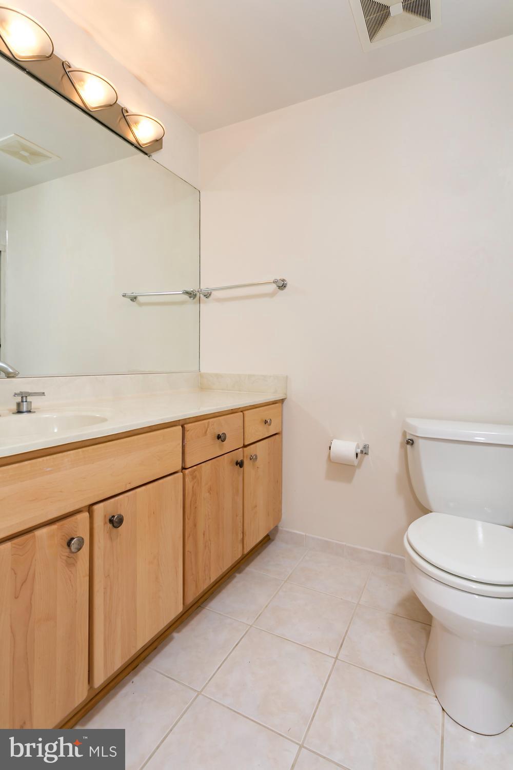 250 President Street, Unit 609 Baltimore, MD 21202 - Photo 11 of 28 Modern bathroom with sleek finishes.