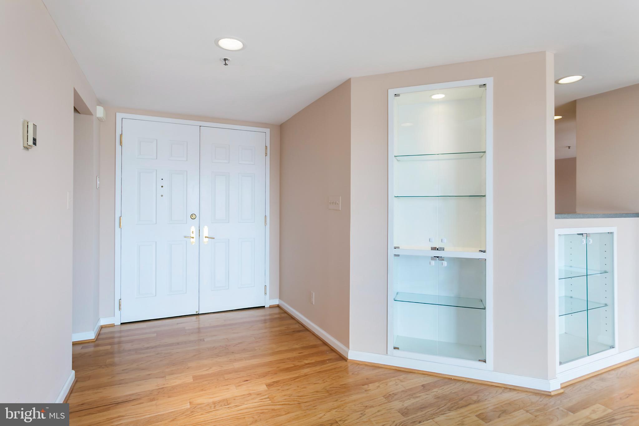250 President Street, Unit 609 Baltimore, MD 21202 - Photo 13 of 28 Inviting entryway with modern design.