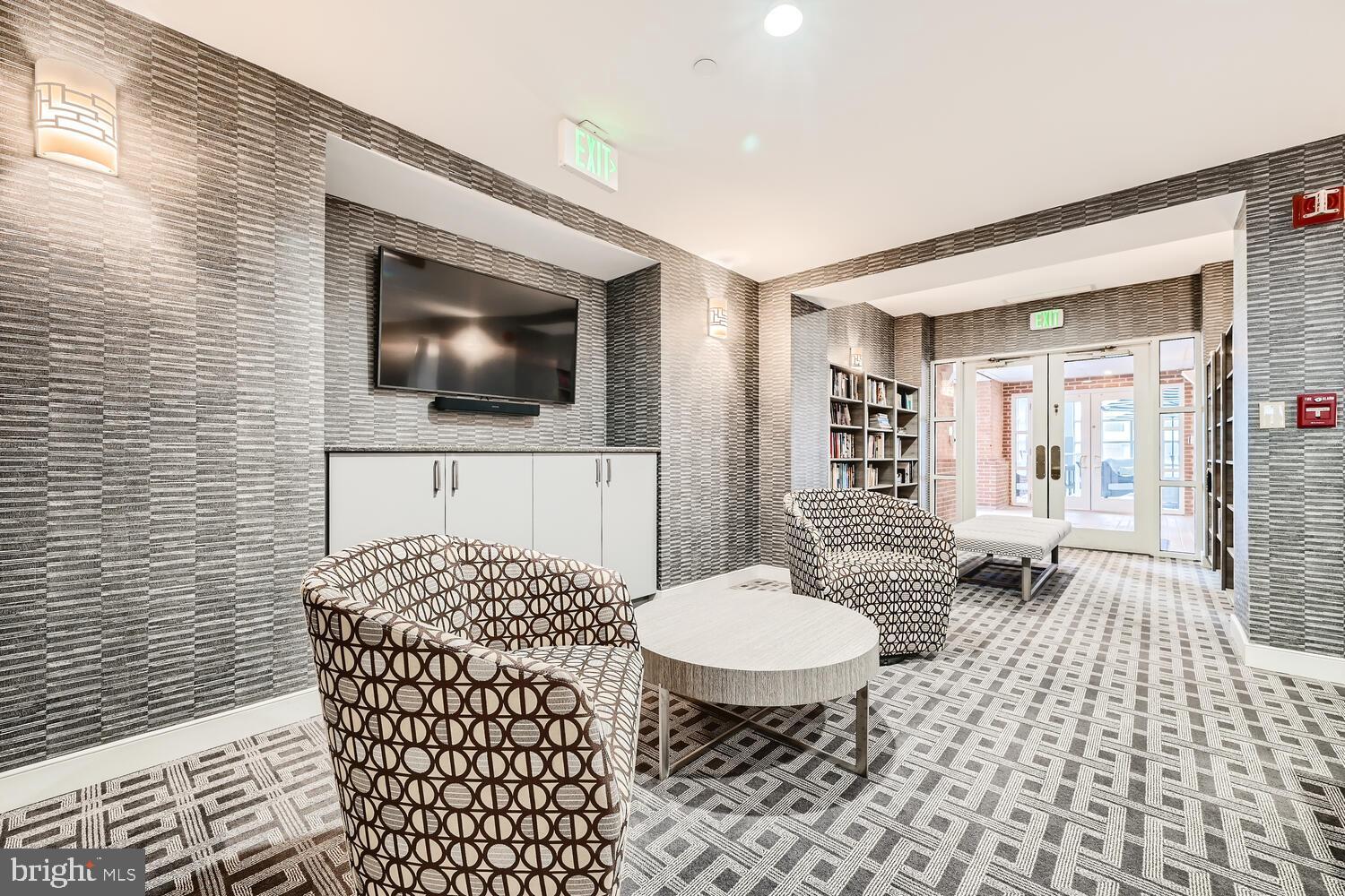 250 President Street, Unit 609 Baltimore, MD 21202 - Photo 18 of 28 Modern lounge with stylish decor and light.