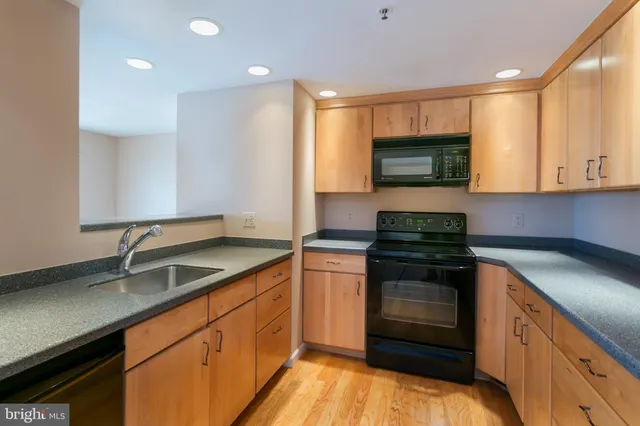 $2,950 | 250 President Street, Unit 609, Baltimore, MD 21202