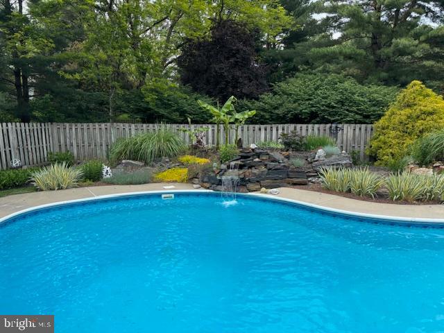 1014 Shadowstone Drive Lancaster, PA 17603 - Photo 44 of 54 a garden view with a seating space
