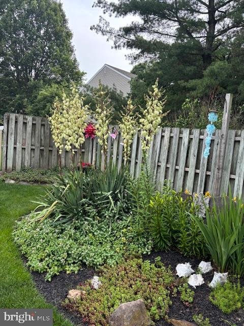 1014 Shadowstone Drive Lancaster, PA 17603 - Photo 54 of 54 a garden covered with wooden fence