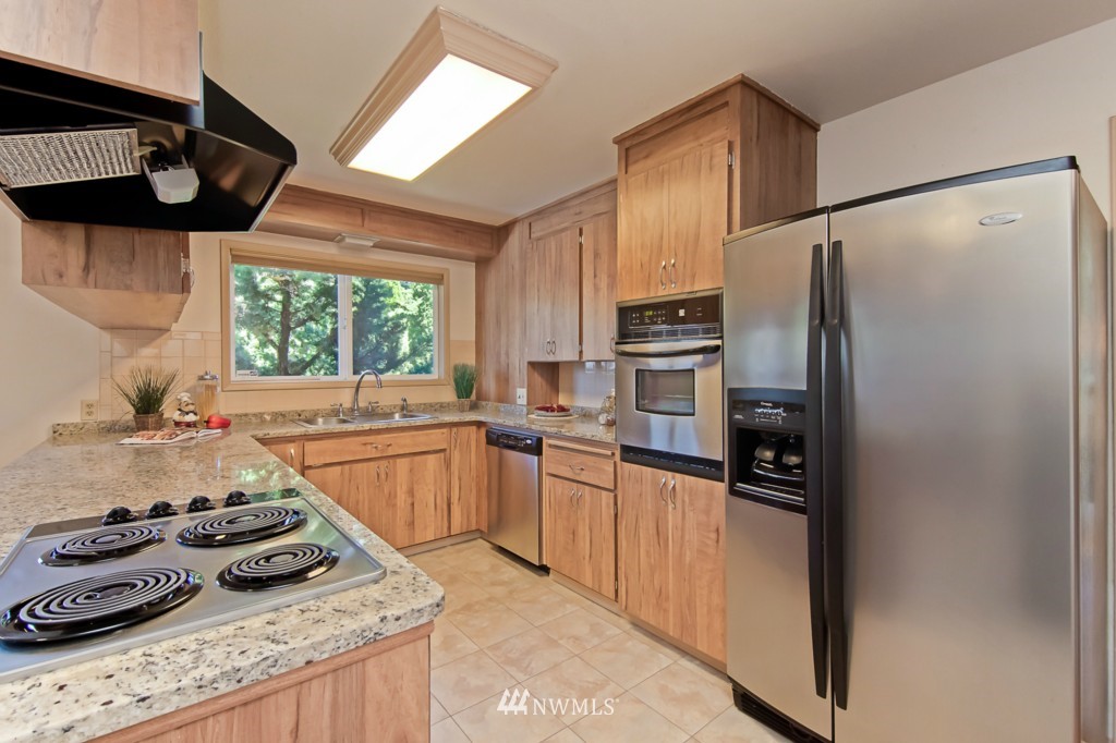 13615 156th Avenue Southeast Renton, WA 98059 - Photo 2 of 20