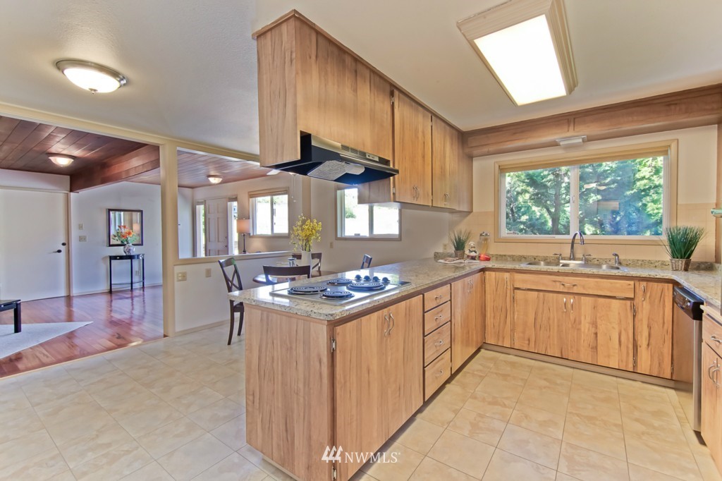 13615 156th Avenue Southeast Renton, WA 98059 - Photo 4 of 20