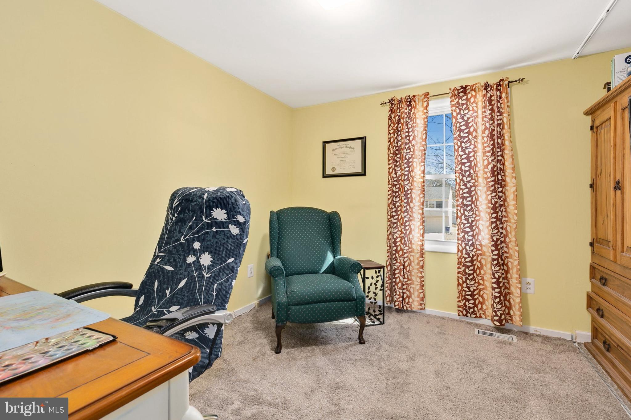 9348 Windbell Way Columbia, MD 21045 - Photo 19 of 37 a living room with furniture and a chair