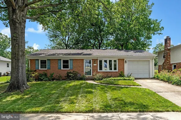 a view of a house with backyard