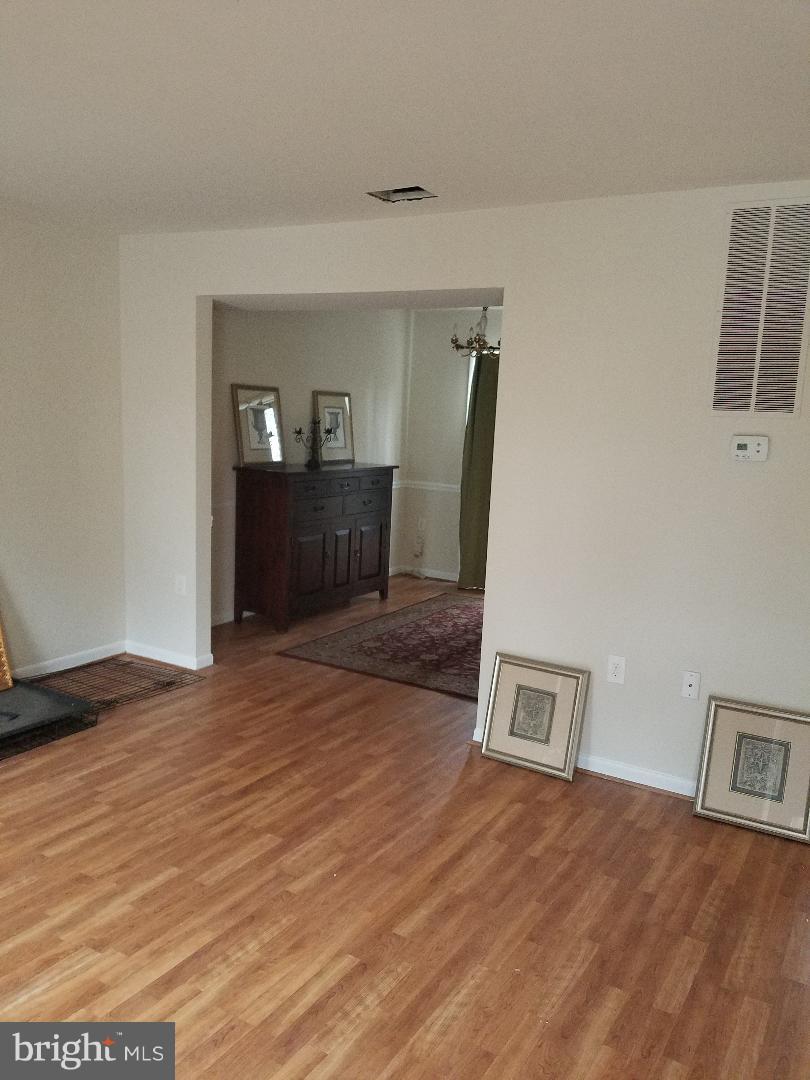 2481 Pyrenees Court Reston, VA 20191 - Photo 2 of 26 Living Room
