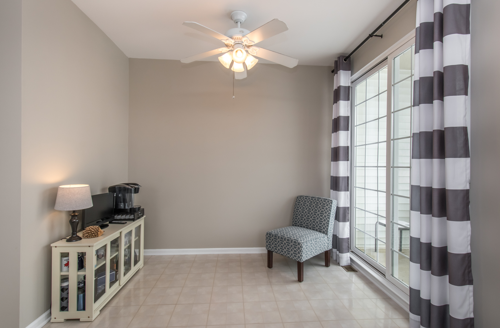 717 Pheasant Trail St. Charles, IL 60174 - Photo 11 of 32 a living room with furniture and a lamp