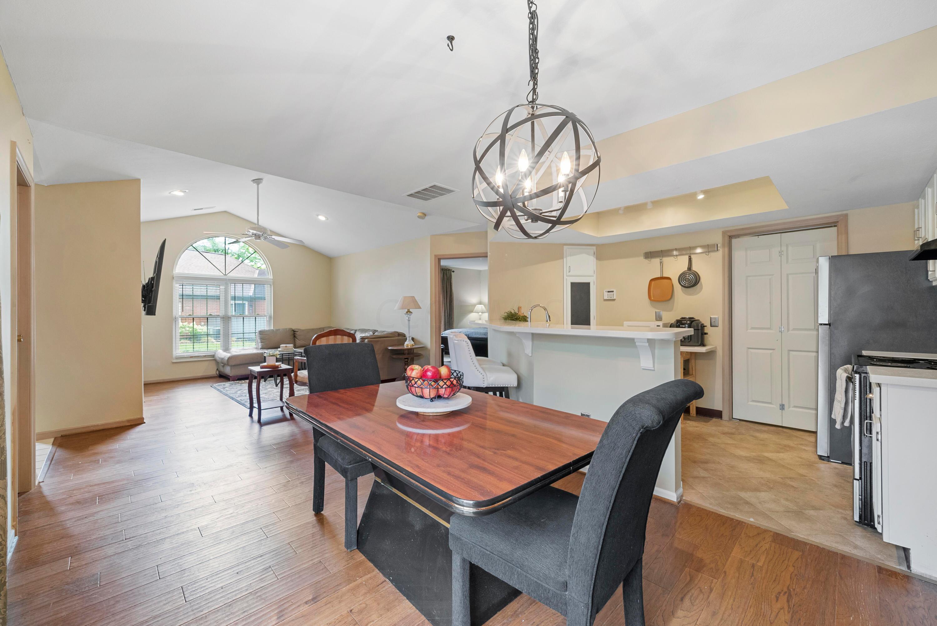 5814 Locbury Lane, Unit R Dublin, OH 43016 - Photo 6 of 25 Eat in Kitchen