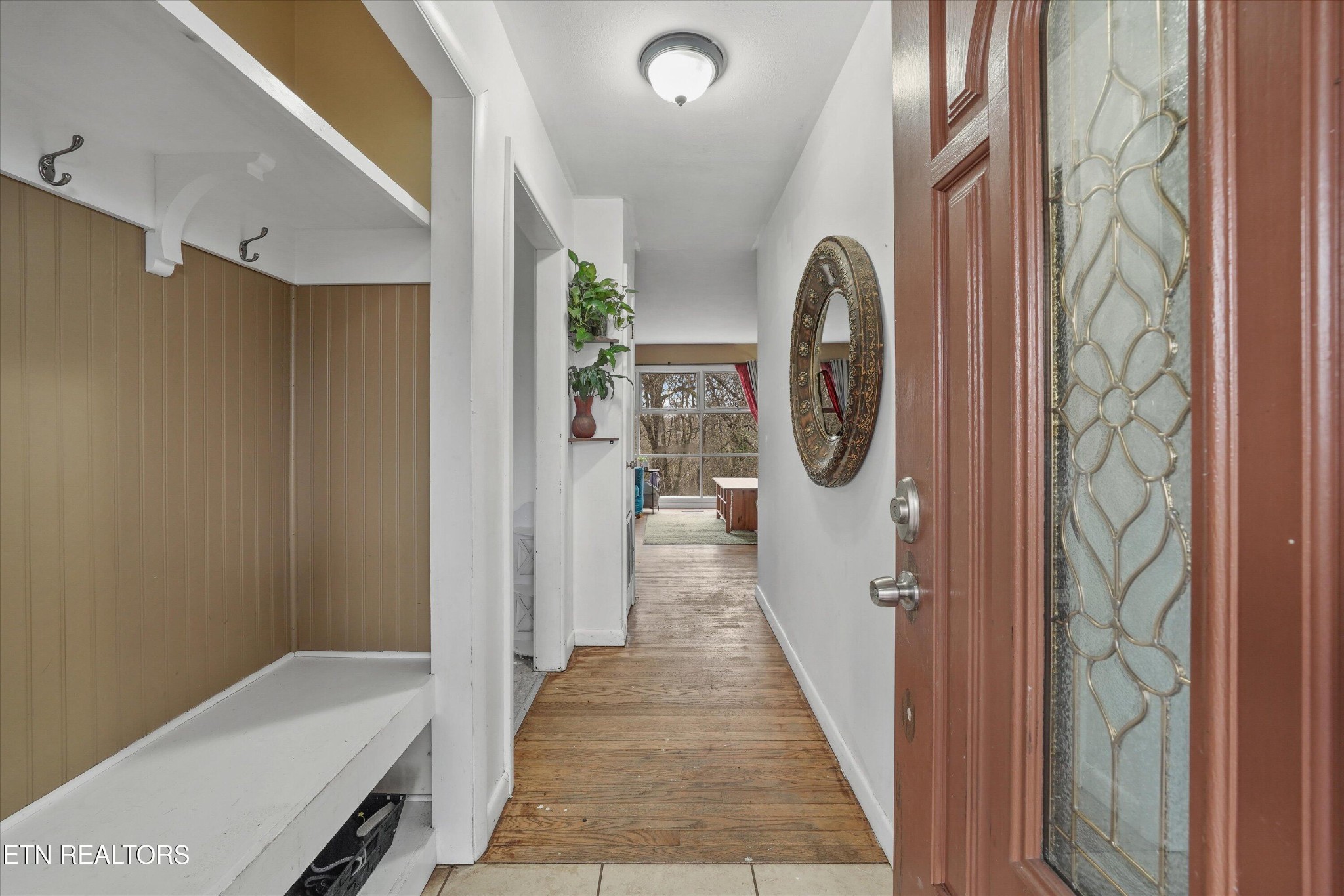 225 West Ford Valley Road Knoxville, TN 37920 - Photo 2 of 24 a bathroom with a bathtub and a shower