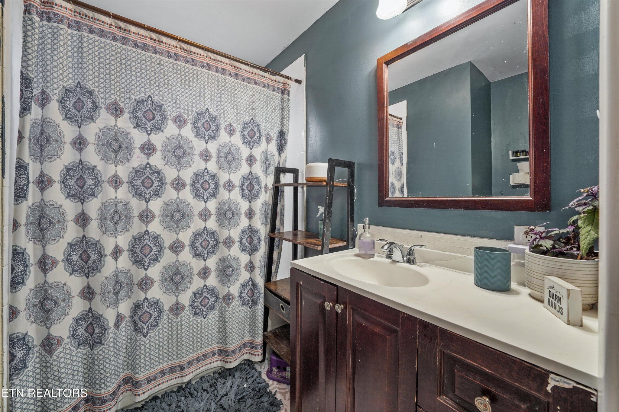 225 West Ford Valley Road Knoxville, TN 37920 - Photo 21 of 24 a bathroom with a sink and a mirror