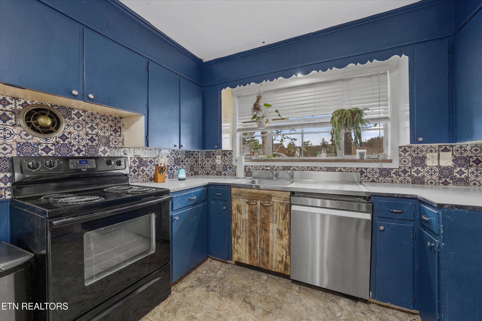225 West Ford Valley Road Knoxville, TN 37920 - Photo 4 of 24 a kitchen with stainless steel appliances granite countertop a stove and a sink