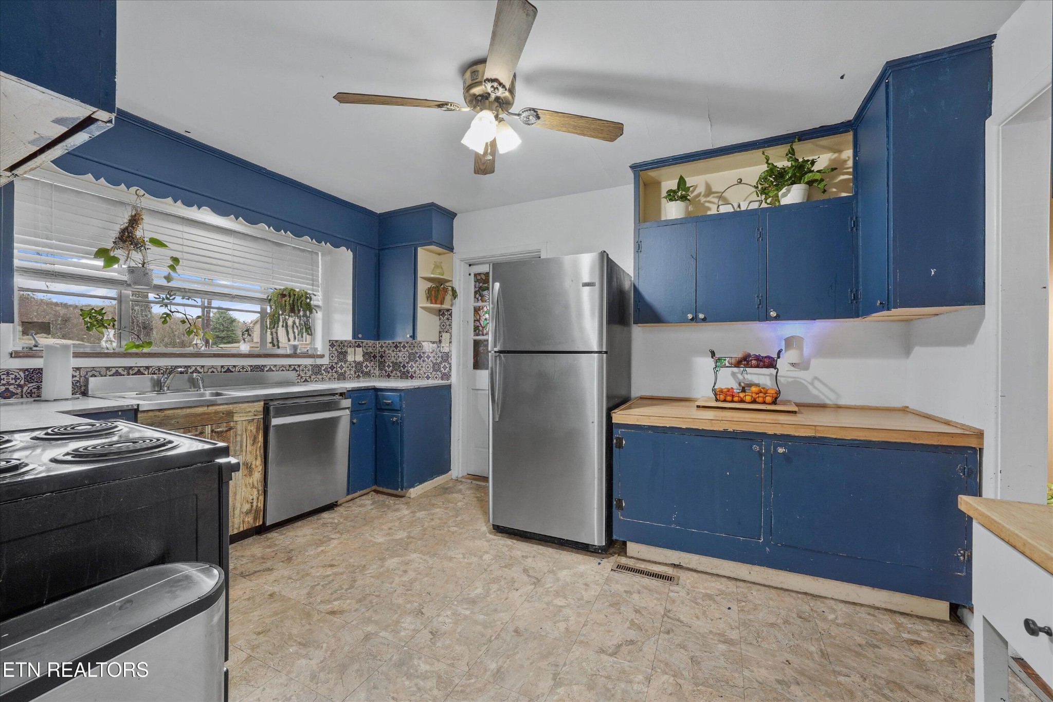 225 West Ford Valley Road Knoxville, TN 37920 - Photo 5 of 24 a kitchen with stainless steel appliances granite countertop a refrigerator a stove a sink and a microwave
