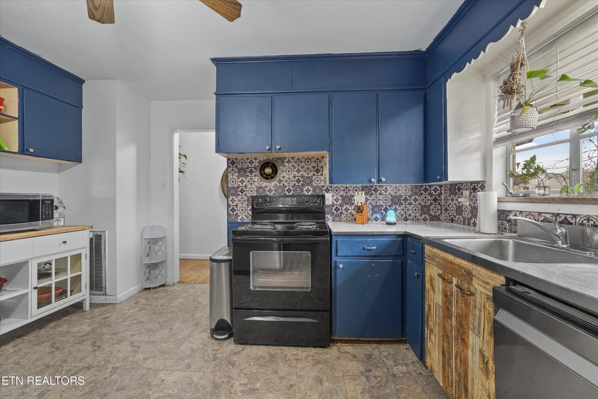 225 West Ford Valley Road Knoxville, TN 37920 - Photo 6 of 24 a kitchen with stainless steel appliances granite countertop a stove microwave and refrigerator