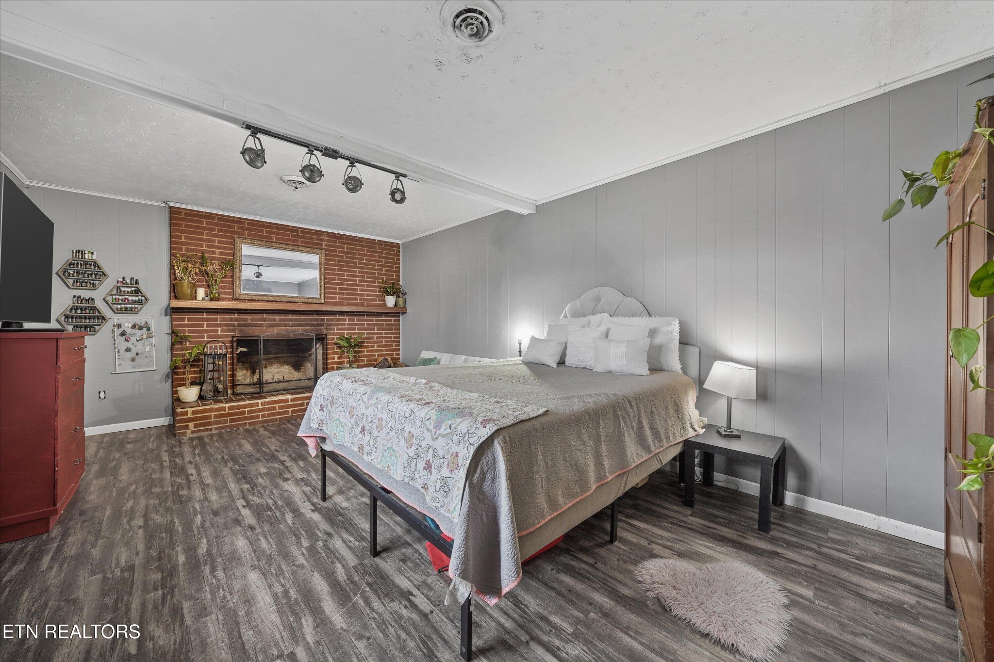 225 West Ford Valley Road Knoxville, TN 37920 - Photo 9 of 24 a bedroom with a bed and wooden floor