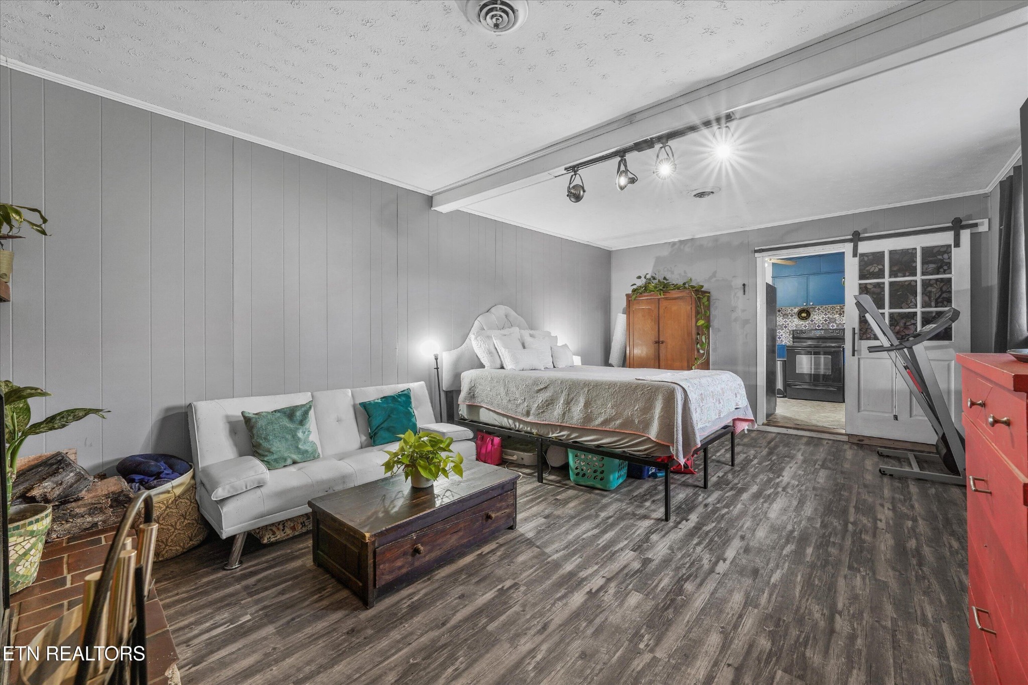 225 West Ford Valley Road Knoxville, TN 37920 - Photo 10 of 24 a living room with furniture and wooden floor
