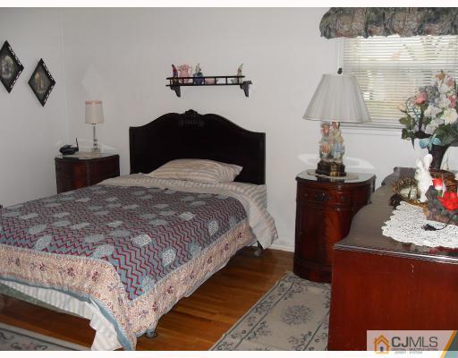 10 Phillips Road Edison, NJ 08817 - Photo 5 of 9 a bedroom with a bed and a potted plant