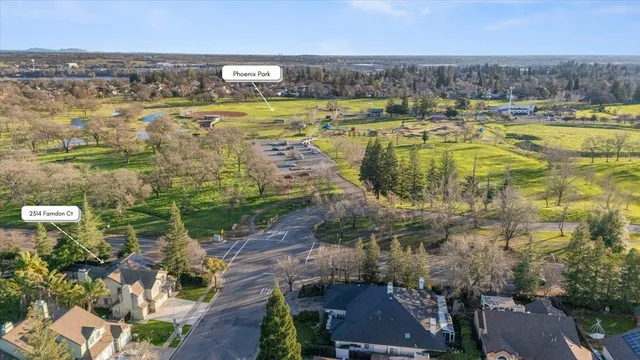 a view of a backyard