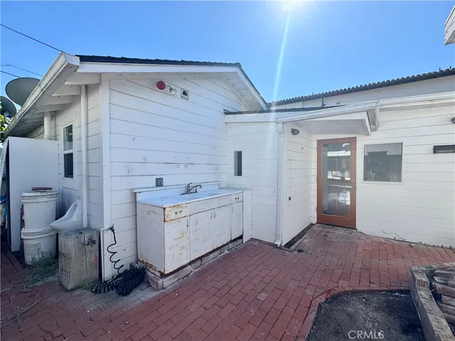 a view of back yard of the house