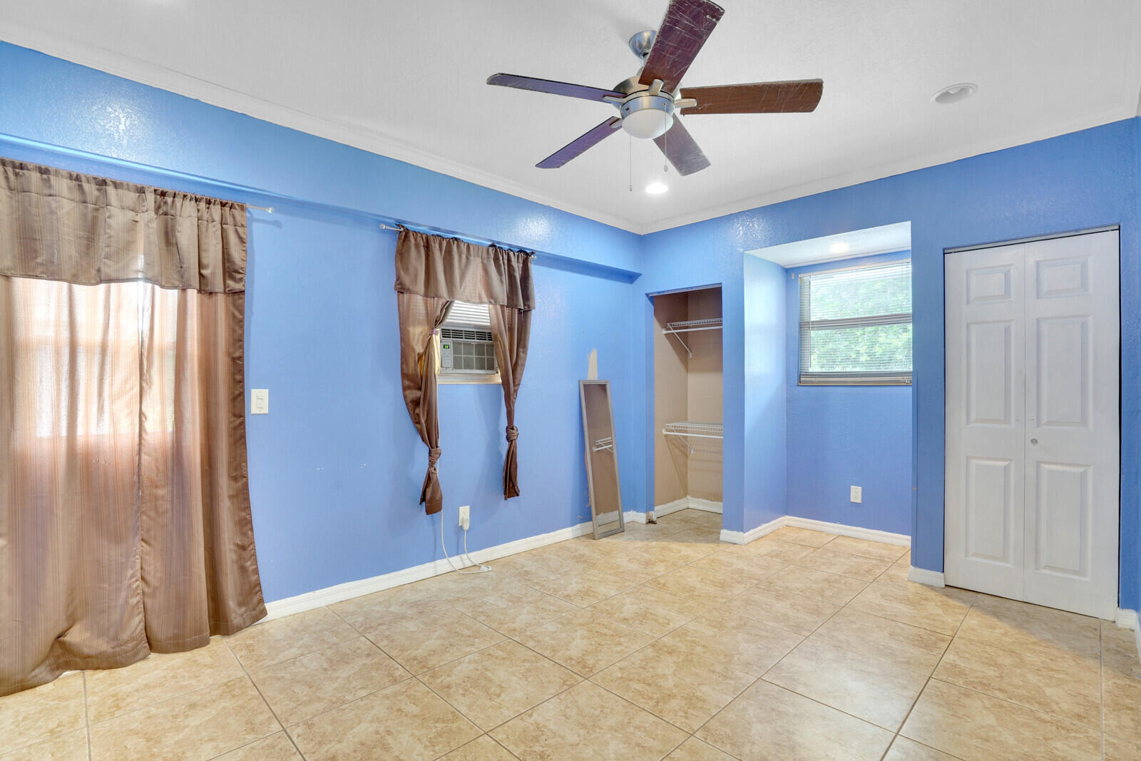 3230 Buccaneer Road Lake Worth, FL 33462 - Photo 18 of 24 a view of a livingroom with a chandelier fan and a bathroom
