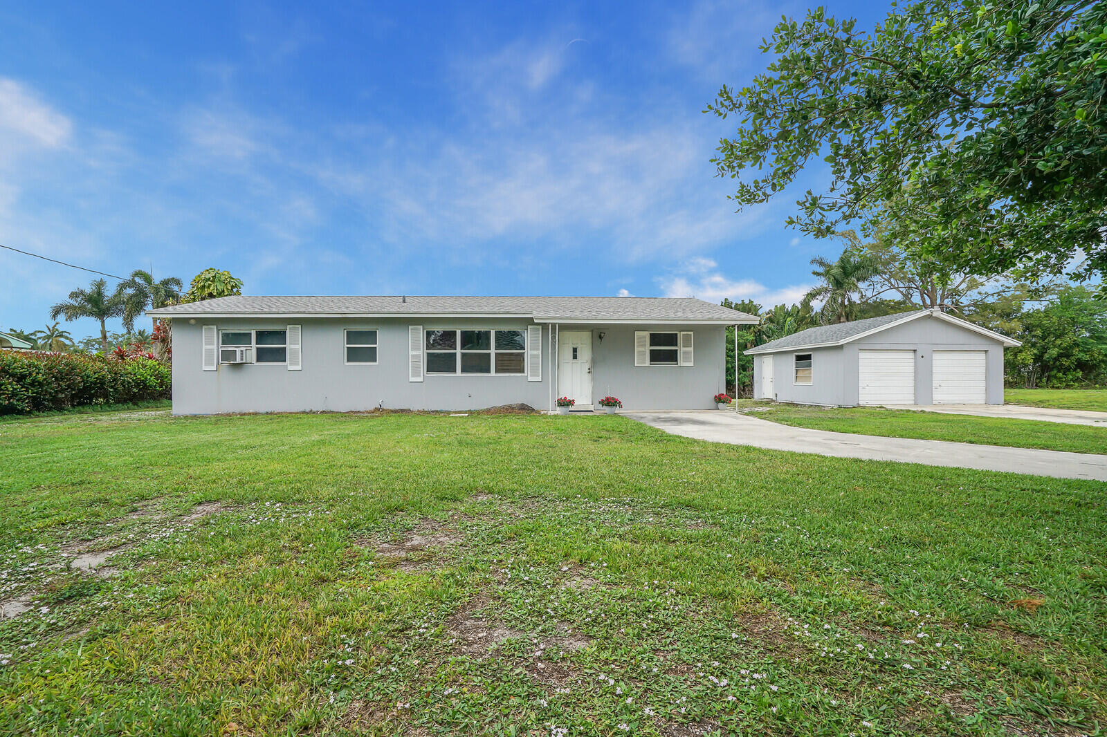 3230 Buccaneer Road Lake Worth, FL 33462 - Photo 5 of 24 a view of house with yard and front view of a house