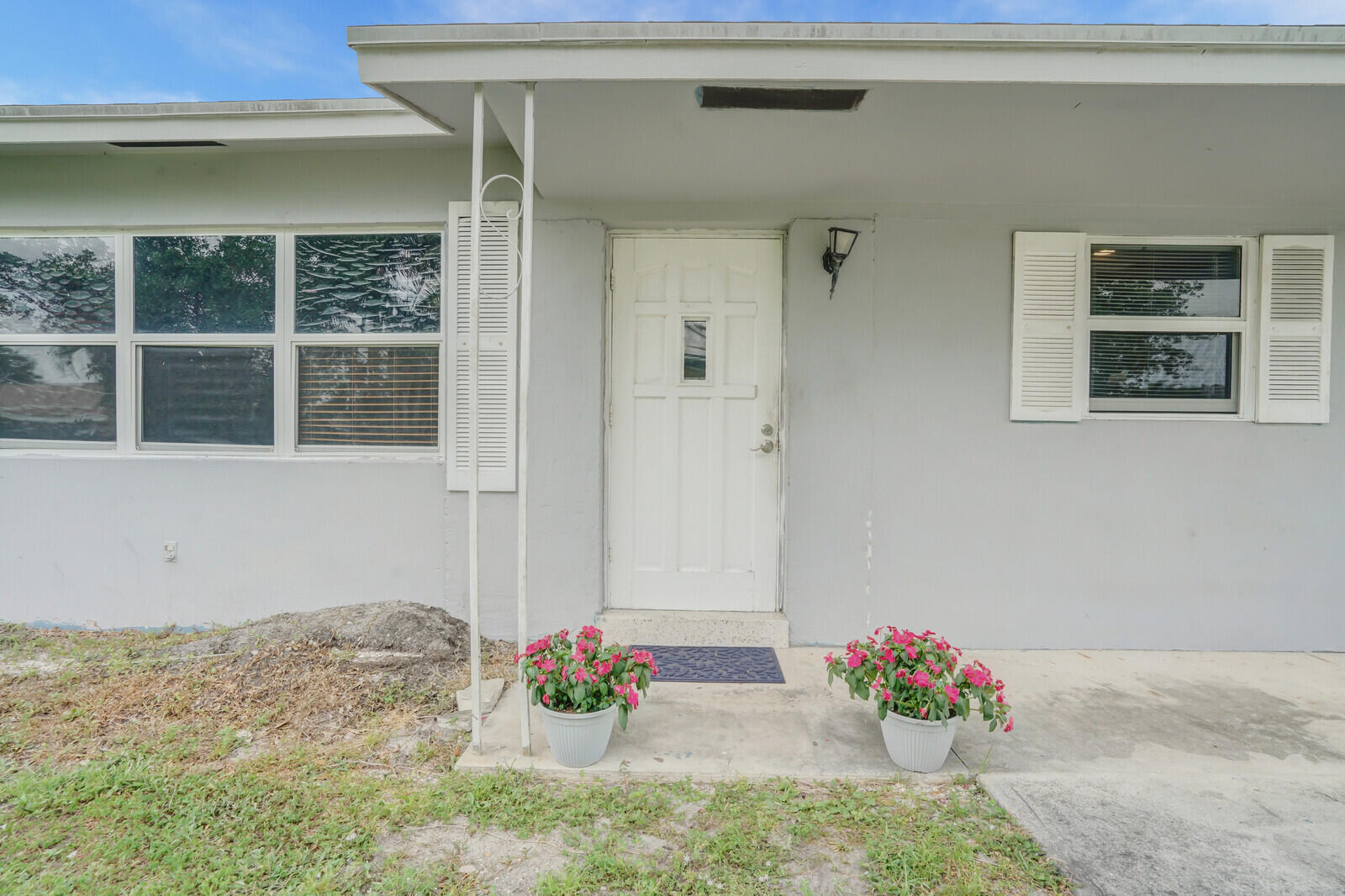 3230 Buccaneer Road Lake Worth, FL 33462 - Photo 7 of 24 a flowers in a house