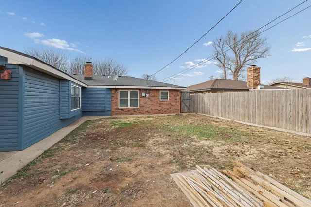 a view of a house with a backyard