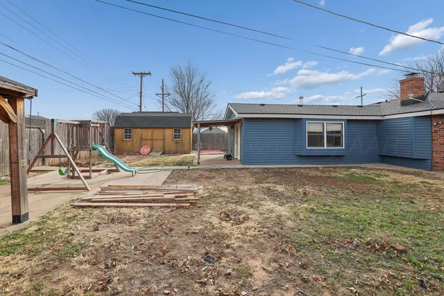 a view of a house with backyard