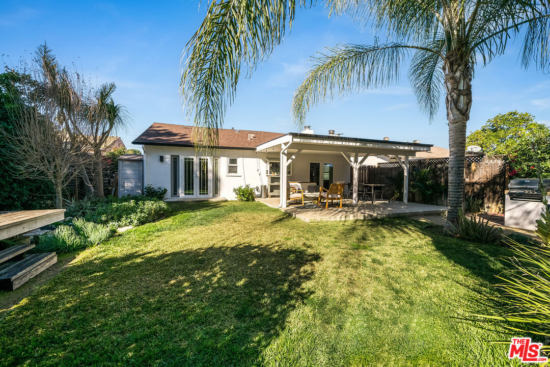 6660 Amigo Avenue Reseda, CA 91335 - Photo 18 of 25 a view of a house with swimming pool and sitting area