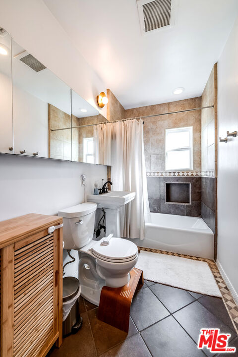 6660 Amigo Avenue Reseda, CA 91335 - Photo 23 of 25 a bathroom with a sink a toilet and bathtub