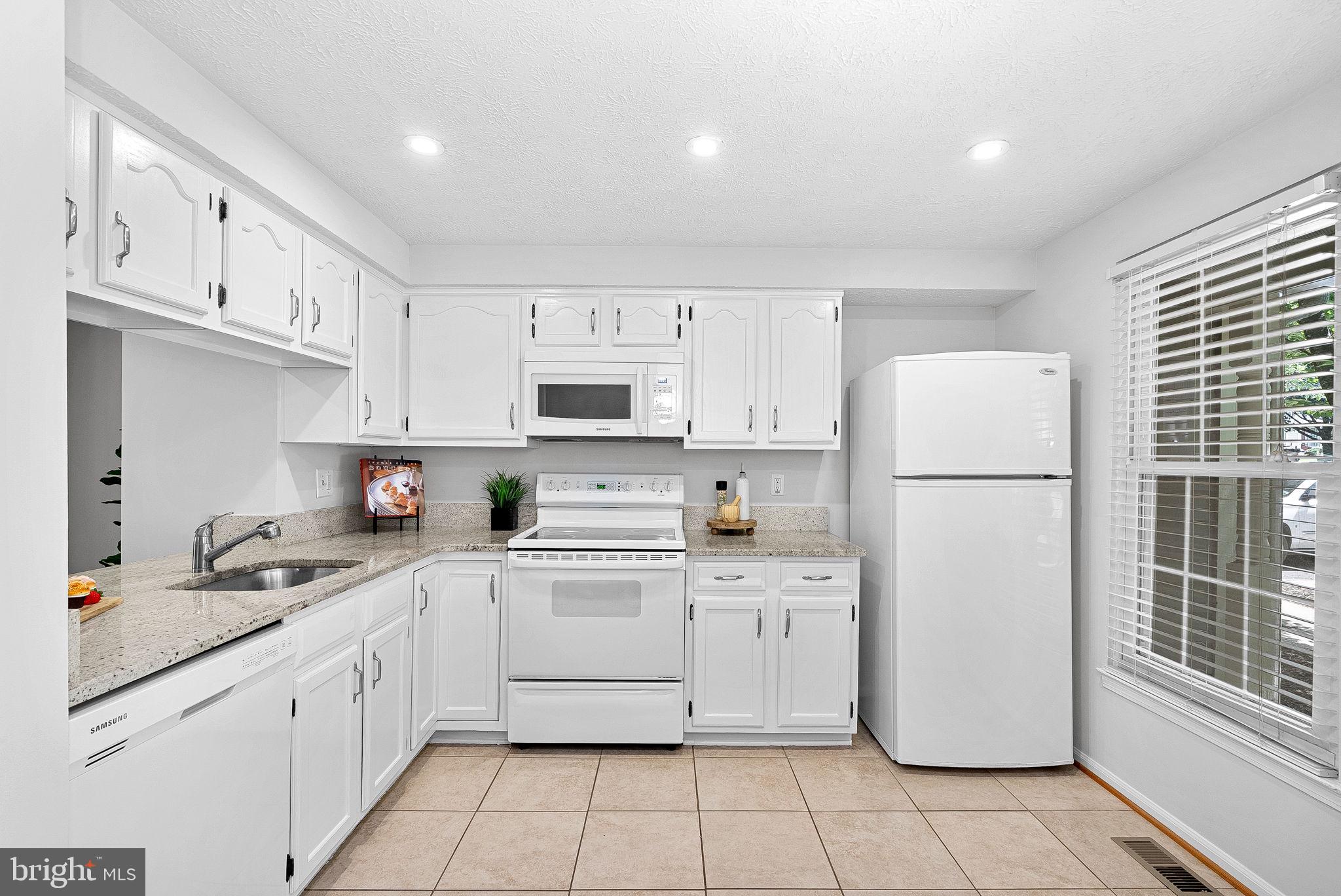 11908 Fieldthorn Court Reston, VA 20194 - Photo 5 of 47 Refreshed kitchen