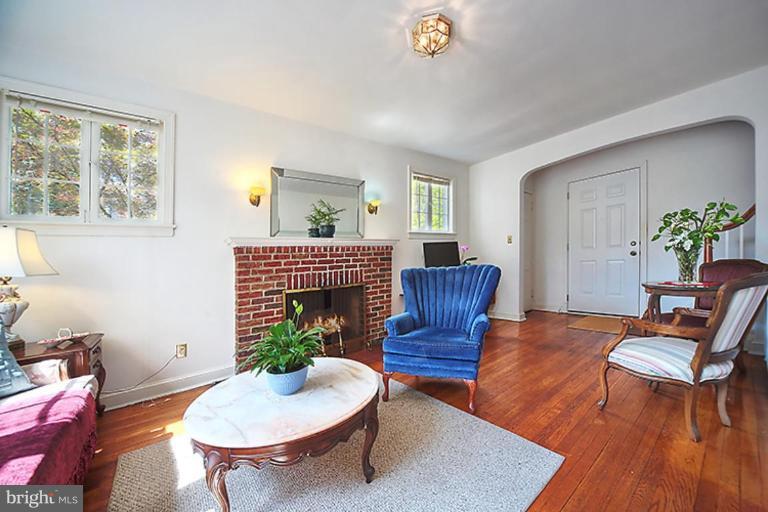 5340 Belt Road Northwest Washington, DC 20015 - Photo 2 of 10 Living Room