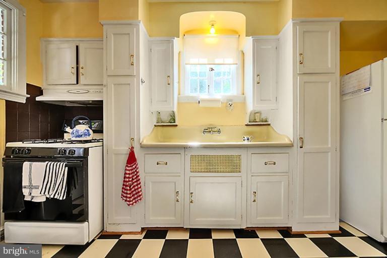 5340 Belt Road Northwest Washington, DC 20015 - Photo 5 of 10 Kitchen