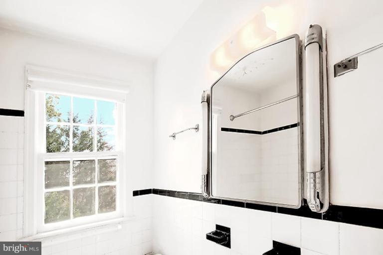5340 Belt Road Northwest Washington, DC 20015 - Photo 9 of 10 Bath #1