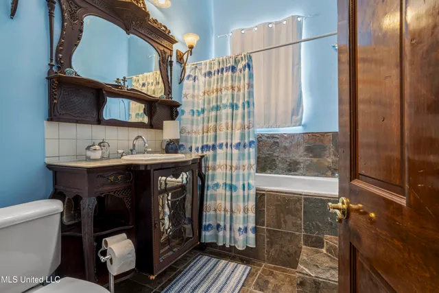 $1,095,000 | 1096 Beach Boulevard, Biloxi, MS 39530