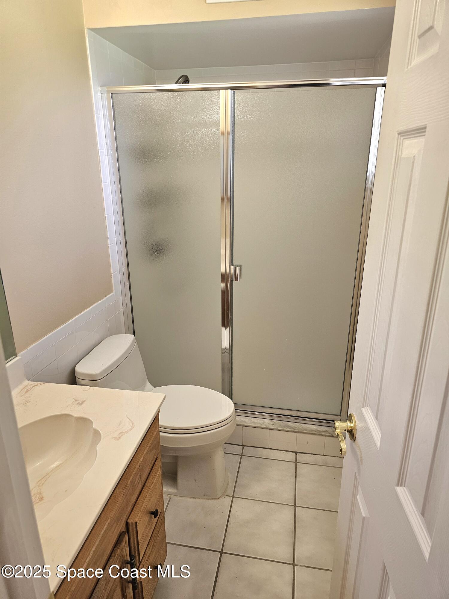 898 Hampton Drive Northeast Palm Bay, FL 32905 - Photo 10 of 20 a bathroom with a sink and a vanity