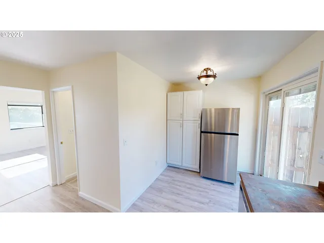 a black and white photo of a living room