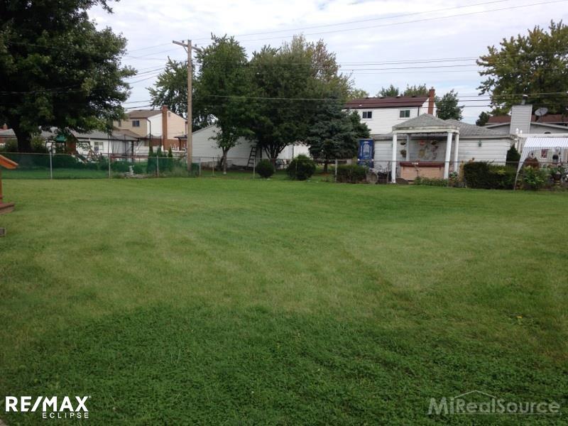 18 Inches Street Mount Clemens, MI 48043 - Photo 21 of 26 31279125-20.JPG