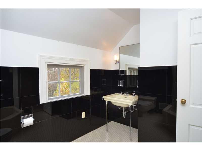29 Newgate Road Pittsburgh, PA 15202 - Photo 15 of 19 Full Bath.