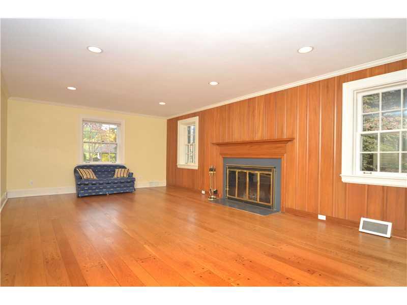 29 Newgate Road Pittsburgh, PA 15202 - Photo 3 of 19 Living Room.